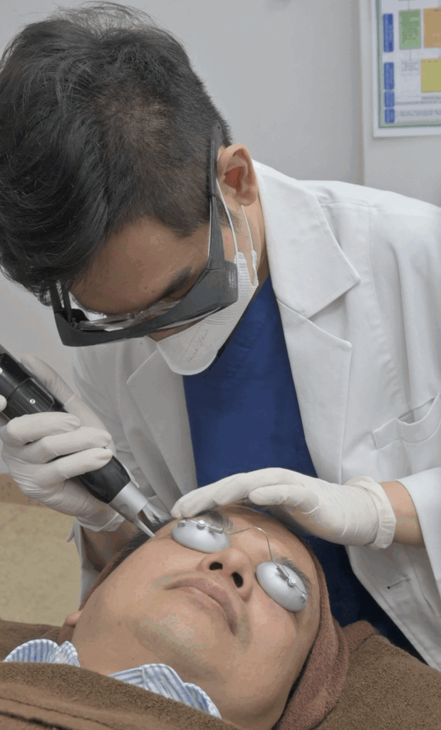 Bác sĩ thực hiện liệu trình laser trẻ hóa da cho khách hàng