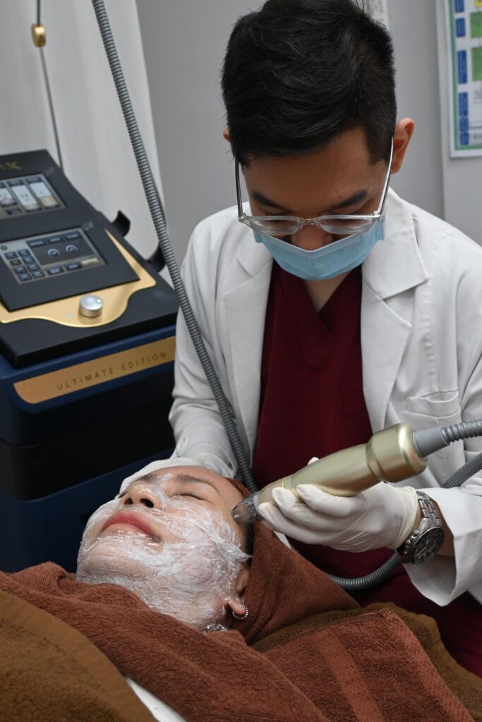 Bác sĩ thực hiện điều trị da với máy Sylfirm X tại SBC