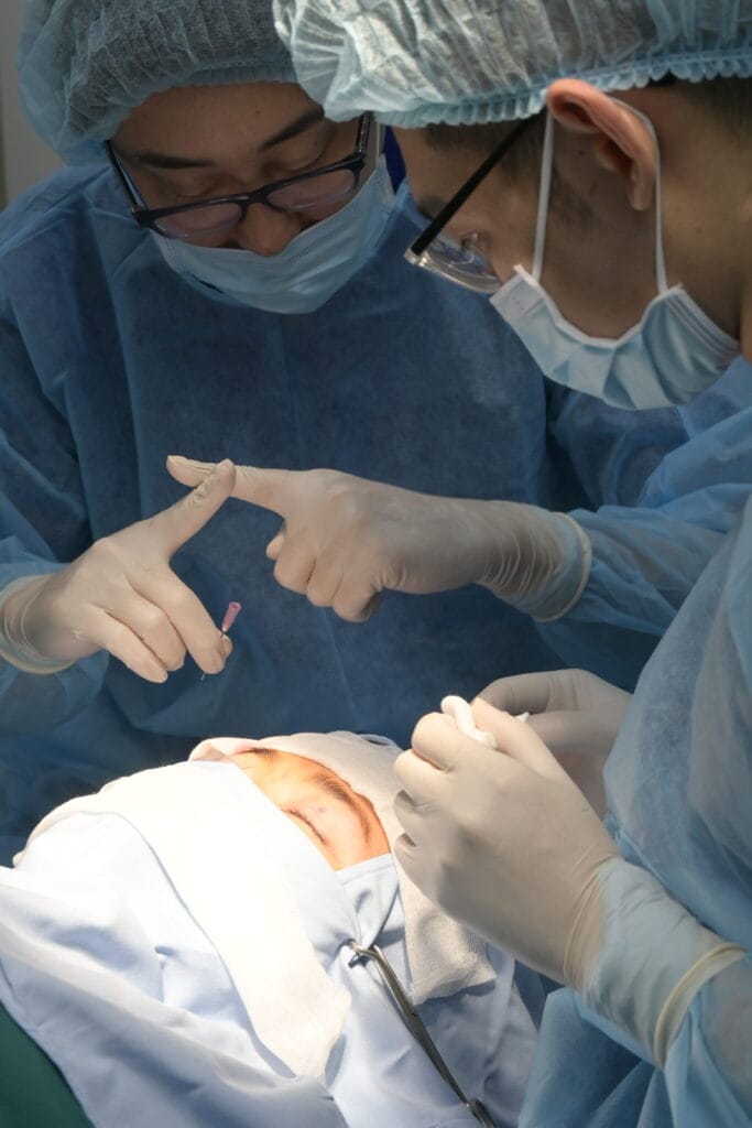 Bác sĩ Tomiyama Masayuki đang đào tạo/trao đổi chuyên môn với đội ngũ SBC Việt Nam.